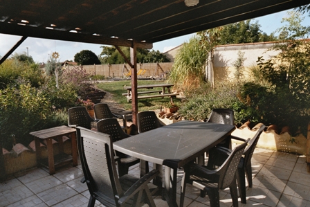 De terras met aansluitend de tuin en zwemvijver