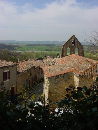 Un village construit contre les roches